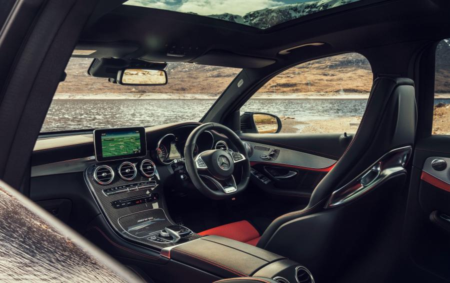 Интерьер Mercedes-AMG GLC63 S 4Matic+ (X253) 2017 года  (UK) (фото 15 из 40)